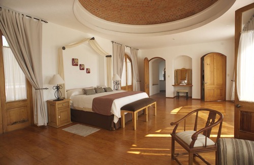 El Pueblito Hotel | Experience Comfort at La Casona de los Colibríes