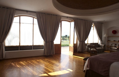 El Pueblito Hotel | Experience Comfort at La Casona de los Colibríes