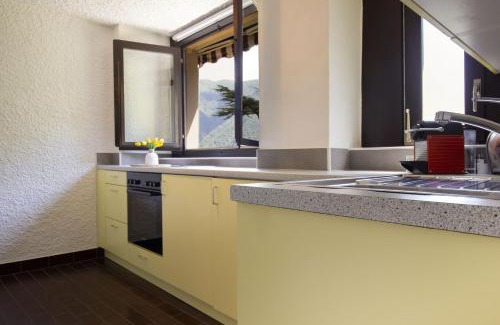 Castagnola Apartment | Scenic La Castignola: Lake View & Family-Friendly Garden