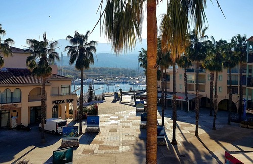 Plage d'Argeles Apartment | La Cellie: Oceanfront Retreat with Spa & Hot Tub Bliss