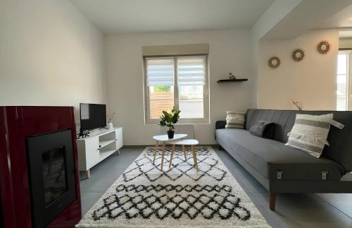 Parigne-lʼEveque House | Cozy La Chaleureuse Near Centre Parigné - Family & Pet Friendly