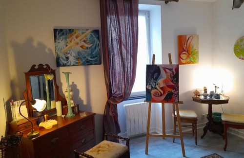Saint-Pol-de-Leon Bed & Breakfast | Vibrant Colors Await at La chambre de Garance