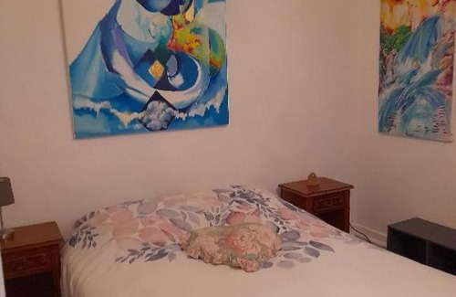 Saint-Pol-de-Leon Bed & Breakfast | Vibrant Colors Await at La chambre de Garance