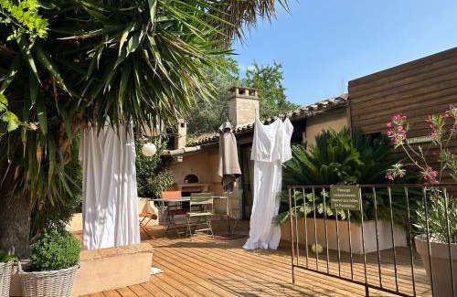 Verargues Bed & Breakfast | Discover La chambre de Léopoldine: Oceanfront Retreat