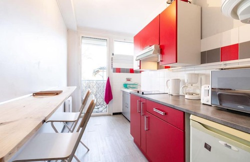 Saint - Michel Apartment | Cozy La Chambre des Secrets: Free Parking & Wifi Included