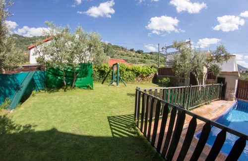 Casas del Monte Ski Chalet | Welcoming La Charca de la Dehesa: Pet-Friendly Retreat