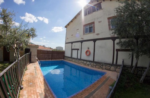 Casas del Monte Ski Chalet | Welcoming La Charca de la Dehesa: Pet-Friendly Retreat