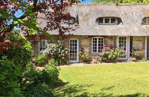 Saint-Valery-en-Caux Cottage | Idyllic La Chaumière de Nanou with Garden & Ocean View