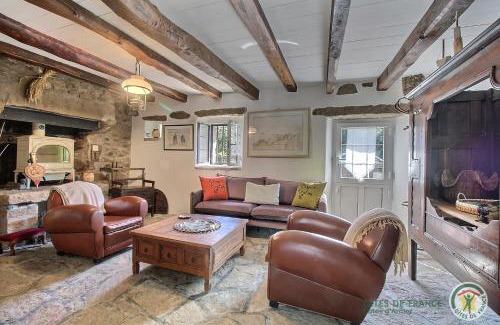 Pleumeur-Bodou House | Relax at La Chaumière: Pet-Friendly Oceanfront Retreat