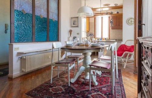 Desenzano del Garda Apartment | Indulge in La Chicca sui Tetti: 4-Star Family Retreat
