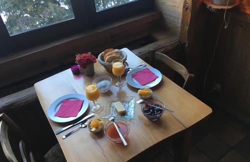 Gresse-en-Vercors Bed & Breakfast | Discover La Chicholiere: Pet-Friendly Retreat with Dining