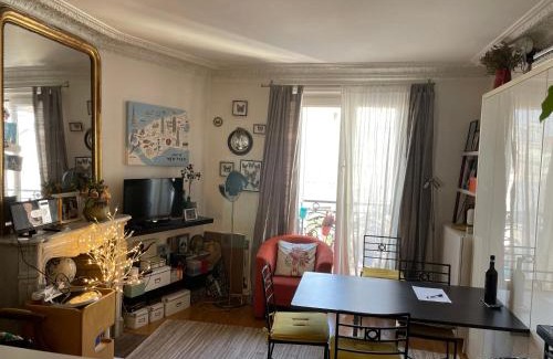 Quartier des Grandes-Carrieres Apartment | Experience TOURLAQUE: Top-Rated with Restaurant & Breakfast