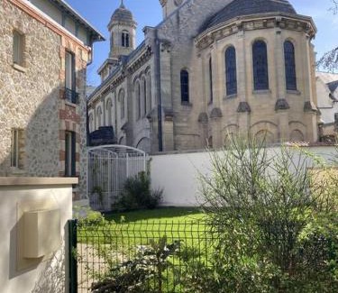 Saint-Germain-en-Laye Apartment | Discover La Clé d'Astrid: Family-Friendly with Breakfast