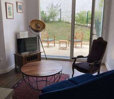 Saint-Germain-en-Laye Apartment | Discover La Clé d'Astrid: Family-Friendly with Breakfast