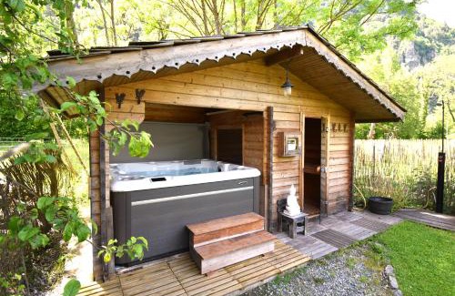 Le Bourg-d'Oisans Bed & Breakfast | Discover Tranquil Oceanfront Retreat at La Clé des Bois