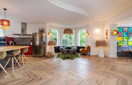 Champagne-au-Mont-d'Or Villa | La Clarté: Renovated Haven with Pool & Garden Amenities