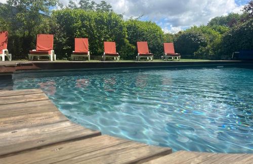 Saint-Auban-sur-L'Ouveze Hotel | Relax in La Clavelière: Oceanfront Getaway with Pool