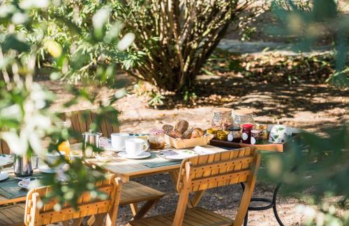 Castelnau-d'Aude Bed & Breakfast | Oceanfront Escape at La Closerie des Iris - 9.4/10 Rating