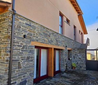 Paramo del Sil House | Pet-Friendly Retreat at La Cochorla with Breakfast Included