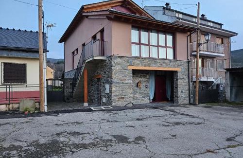 Paramo del Sil House | Pet-Friendly Retreat at La Cochorla with Breakfast Included