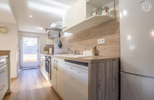Saint-Pierre-de-Curtille House | Cozy LA Colinette with Lake Views in Saint Pierre DE Curtille