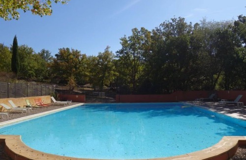 Villars House | Relax at La Colline des Ocres with Pool & Spa Amenities