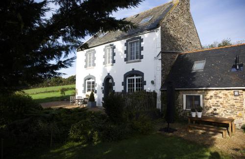 Locmaria-Berrien Bed & Breakfast | Exceptional La Colline des Renards: Family-Friendly Retreat