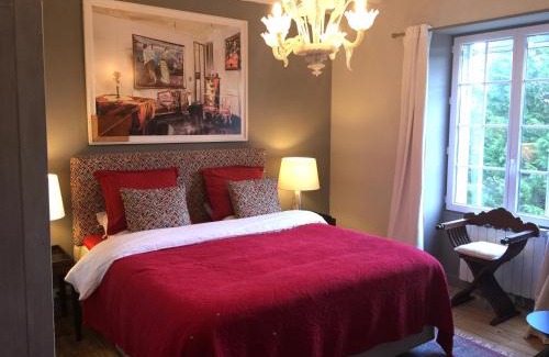 Locmaria-Berrien Bed & Breakfast | Exceptional La Colline des Renards: Family-Friendly Retreat