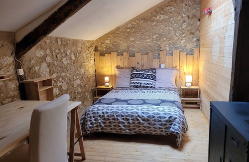 Sourzac House | Discover La Colline Truffière: Poolside Relaxation Awaits