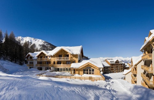 Les Orres Resort | Discover La Combe d'Or: Pet-Friendly Retreat with Pool