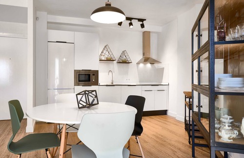 San Roque Apartment | Discover Comfort and Contemporary Design in Central Sevilla