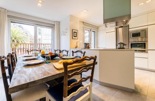 San Sebastian Centro Apartment | Oceanfront Oasis: LA CONCHA BEACHVIEW in San Sebastian