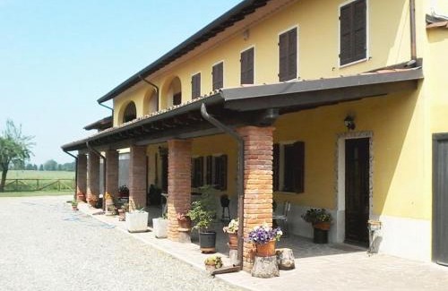 Lobbi Bed & Breakfast | La Cortevecchia: Guest Rated 9/10 with Family-Friendly Amenities