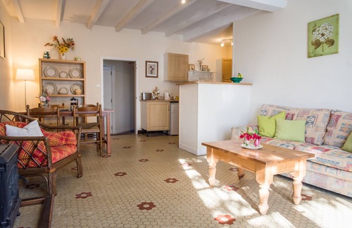 Yviers House | Experience La Cour: 2-Bed Retreat with Pool & Breakfast