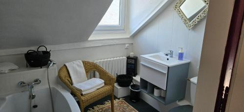Cormeilles Bed & Breakfast | Pet-Friendly Retreat at La Cour Du Puits Chambre Victor
