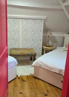 Cormeilles Bed & Breakfast | Pet-Friendly Retreat at La Cour Du Puits Chambre Victor