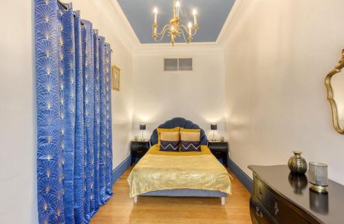 Notre-Dame Apartment | Prestigious Apartment Steps from Château de Versailles
