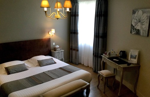 Le Tour-du-Parc Hotel | Experience Comfort at La Croix du Sud with Pool & Dining