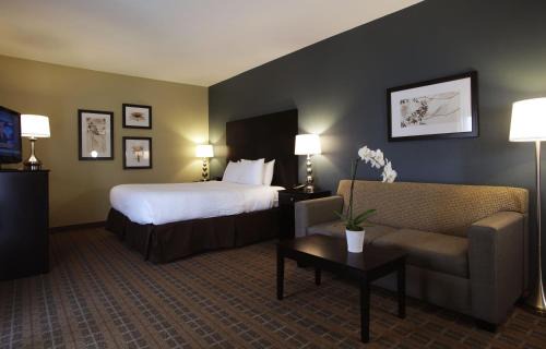 San Luis Obispo Hotel | Discover Comfort at La Cuesta Inn with Pool and Hot Tub