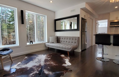 Chertsey Cottage | Romantic Escape at La Datcha with Breakfast Included
