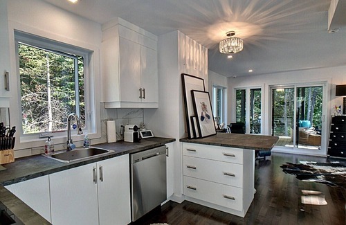 Chertsey Cottage | Romantic Escape at La Datcha with Breakfast Included