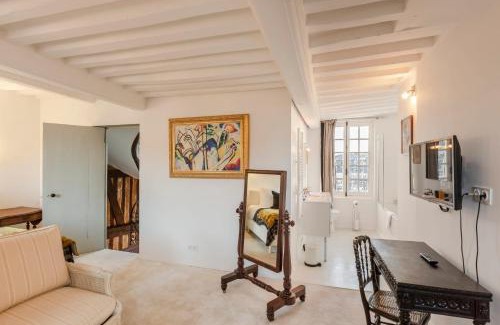 Honfleur House | Comfort and Style at La Demeure du Clocher on the Port