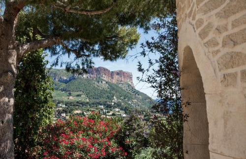 Cassis Bed & Breakfast | Discover La Demeure Insoupçonnée: Oceanfront Bliss Awaits
