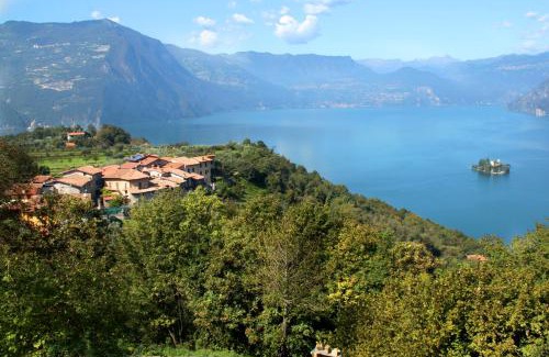 Peschiera Maraglio Apartment | Family-Friendly Retreat at La Dimora dei Pescatori