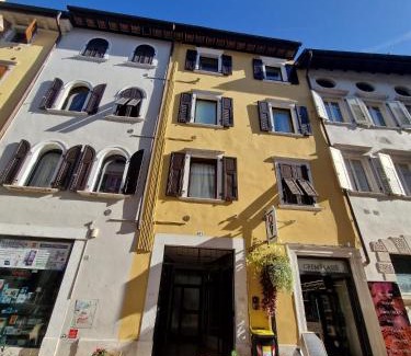 Trento Old Town Apartment | Pet-Friendly Retreat at La Dimora del Conte - 8/10 Rating