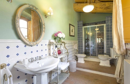 Badia Cantignano House | Experience Comfort at La Dimora dell'Inventore B&B