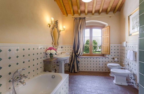 Badia Cantignano House | Experience Comfort at La Dimora dell'Inventore B&B