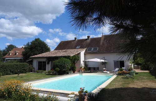 La Chapelle-de-Bragny Bed & Breakfast | Pet-Friendly Oasis at La Dinandière with Family Amenities