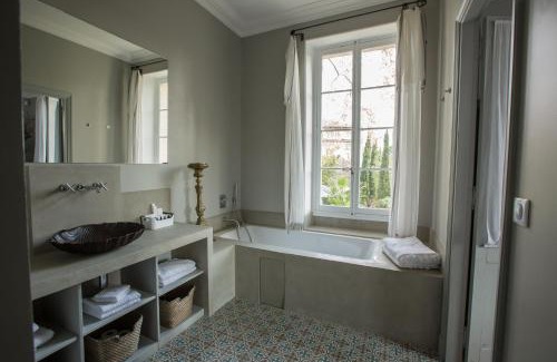 Avignon City Centre Bed & Breakfast | Experience La Divine Comédie with Oceanfront Views & Spa