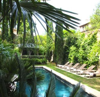 Avignon City Centre Bed & Breakfast | Experience La Divine Comédie with Oceanfront Views & Spa